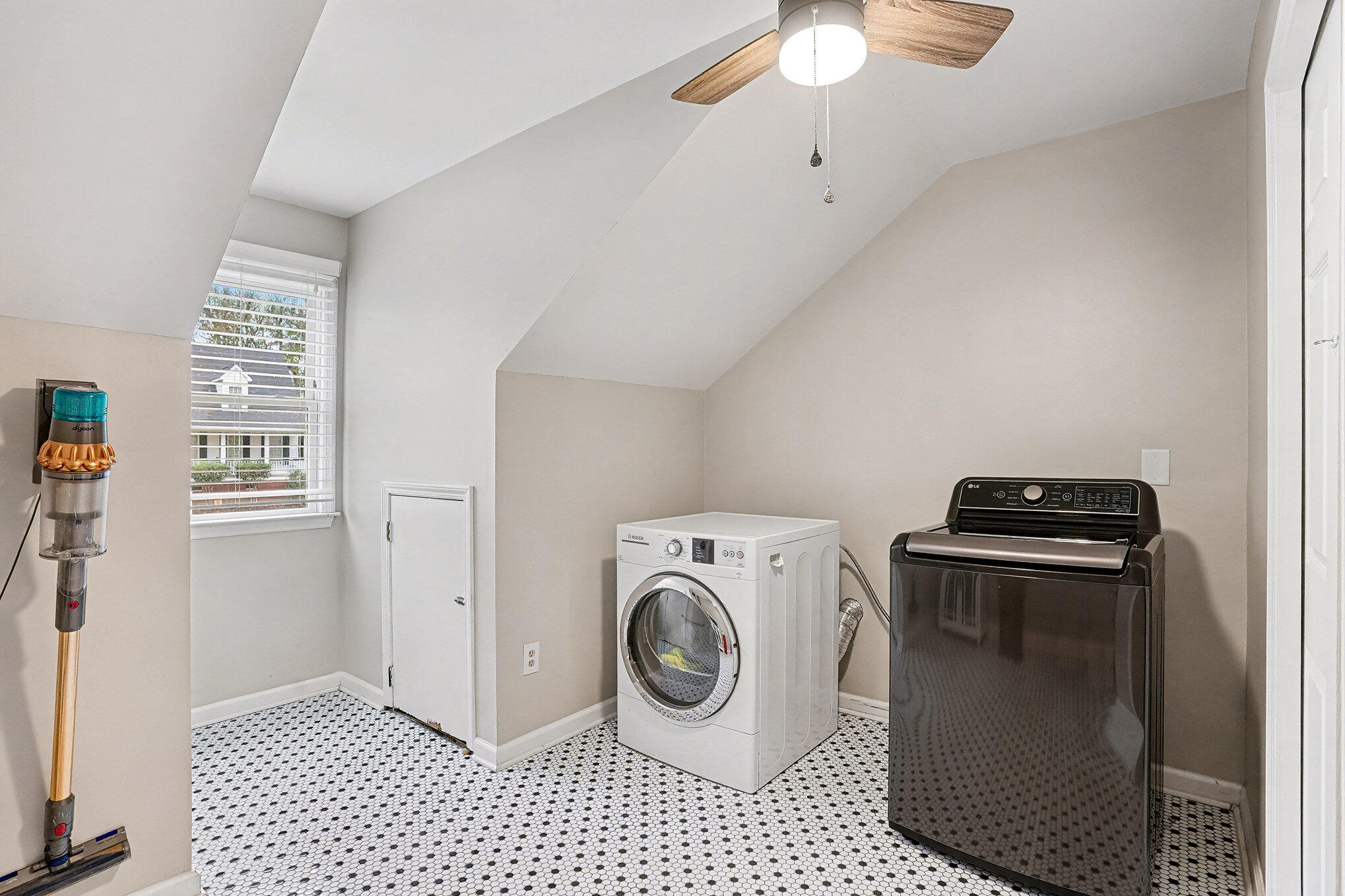 1092 Stonehenge Drive Hanahan, SC 29410 - Photo 25 of 34 1092 Stonehenge Laundry Room
