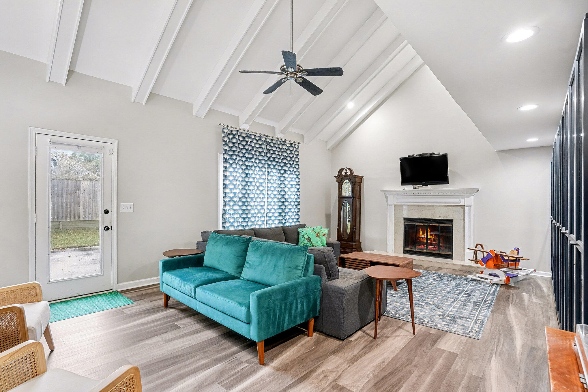 1092 Stonehenge Drive Hanahan, SC 29410 - Photo 5 of 34 1092 Stonehenge Great Room