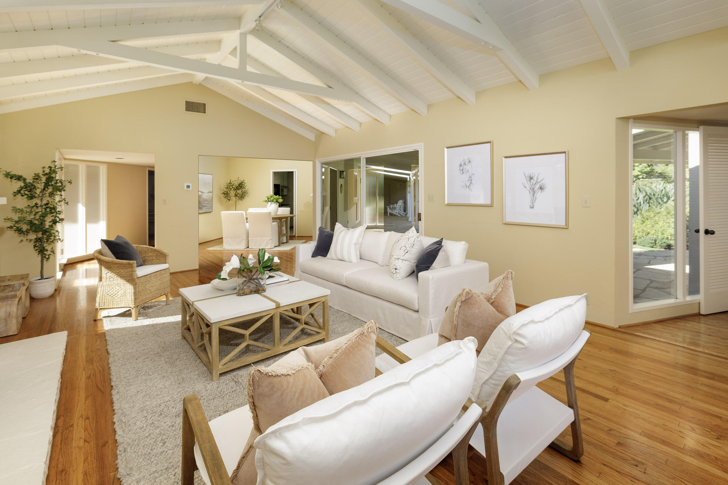 231 Middle Road Santa Barbara, CA 93108 - Photo 5 of 34 Living Room