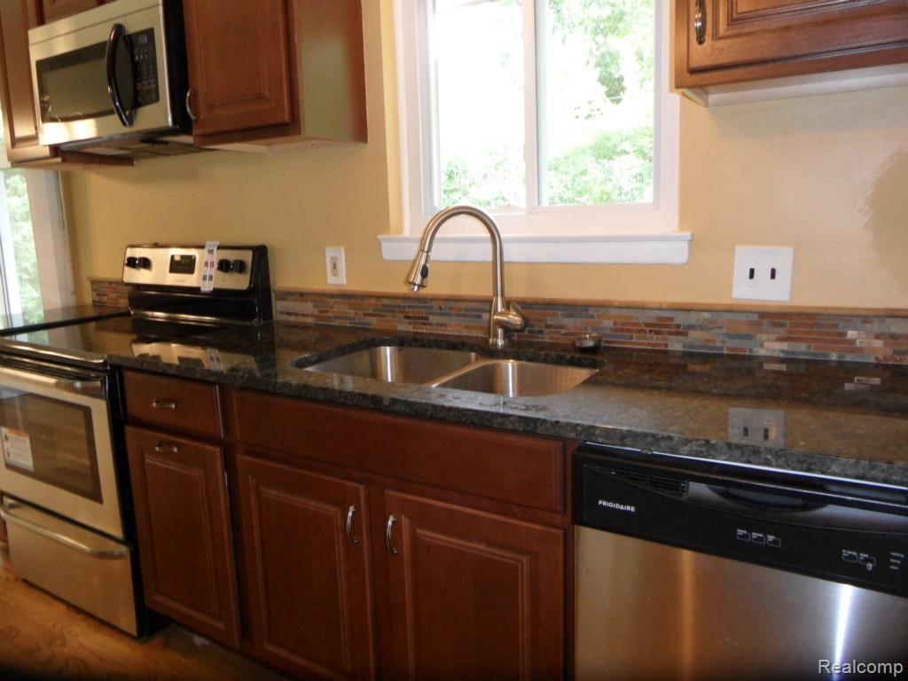 1825 East Maple Road Birmingham, MI 48009 - Photo 8 of 17 SAM_4724.jpg