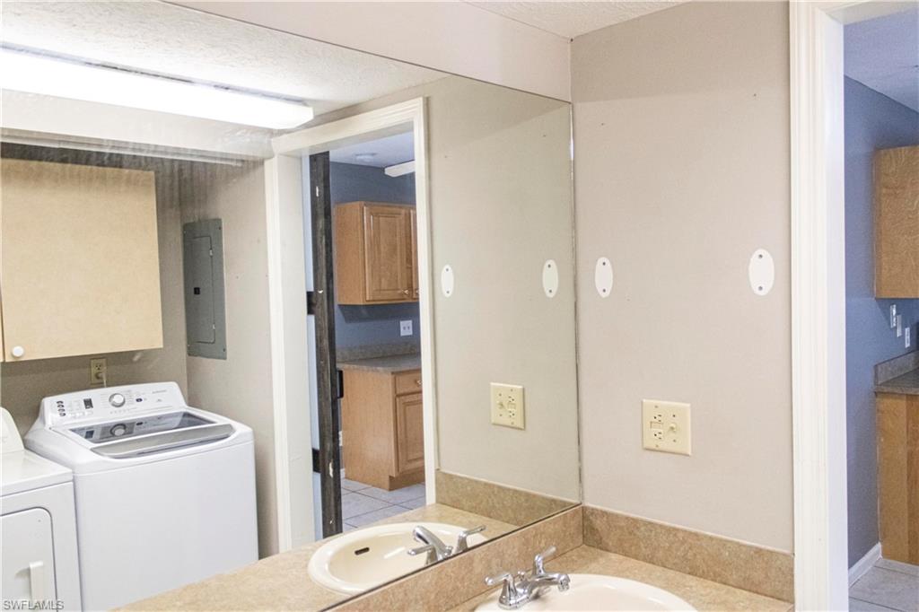 707 Hoover Dike Road Clewiston, FL 33440 - Photo 15 of 39 a bathroom with a sink and a mirror