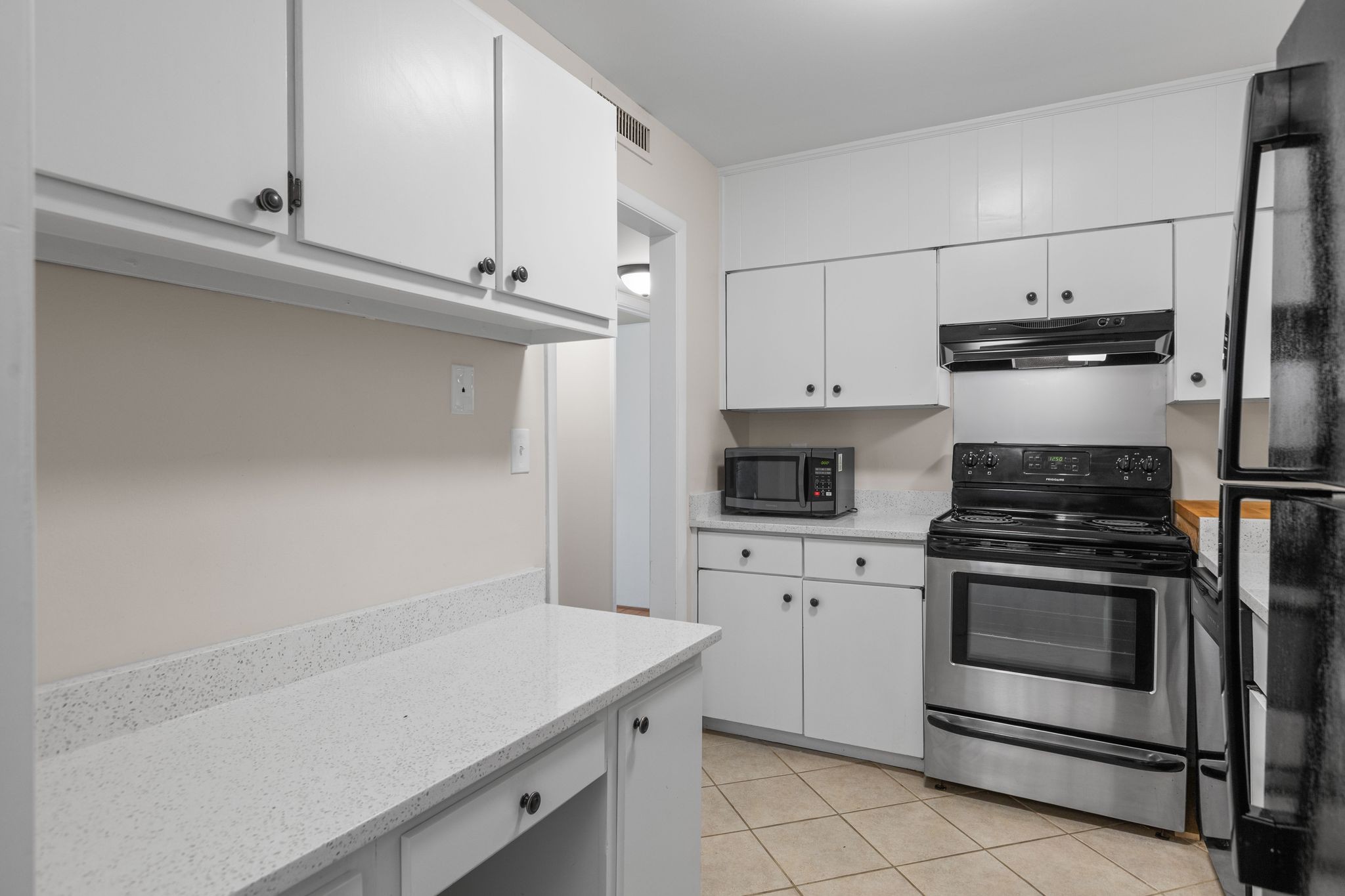 1900 Richard Jones Road, Unit R1 Nashville, TN 37215 - Photo 11 of 29 a kitchen with granite countertop white cabinets and white appliances