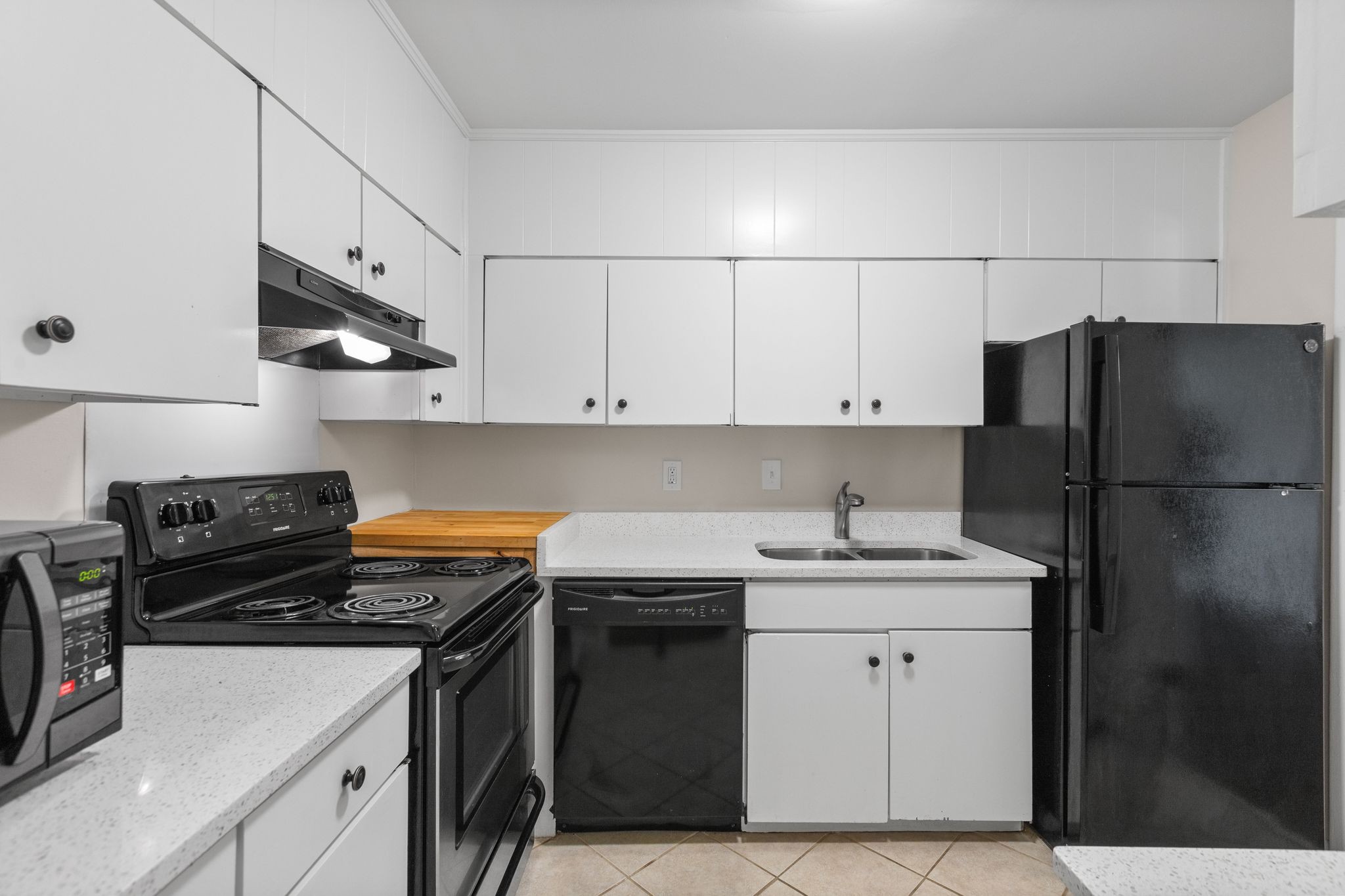 1900 Richard Jones Road, Unit R1 Nashville, TN 37215 - Photo 12 of 29 a kitchen with stainless steel appliances granite countertop a sink stove and refrigerator