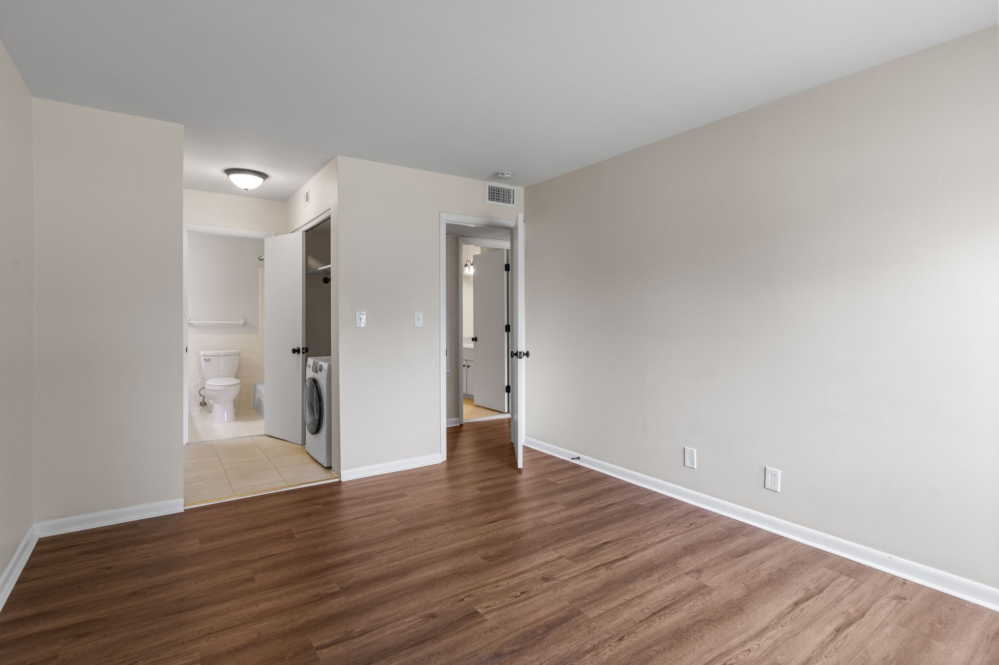 1900 Richard Jones Road, Unit R1 Nashville, TN 37215 - Photo 16 of 29 a view of an empty room with wooden floor and a ceiling fan