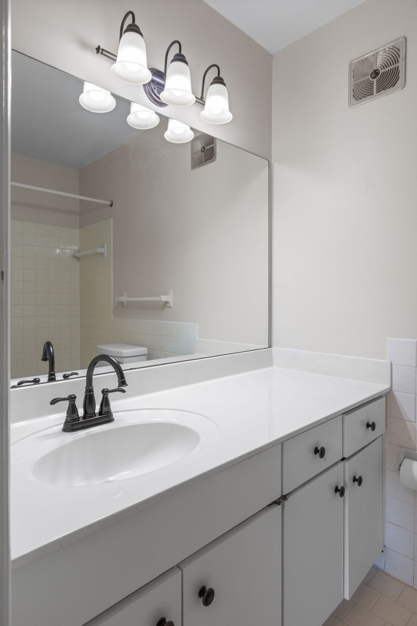 1900 Richard Jones Road, Unit R1 Nashville, TN 37215 - Photo 19 of 29 a bathroom with a sink and a mirror