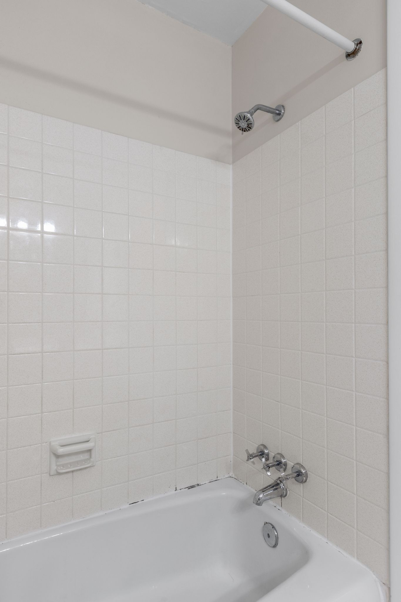 1900 Richard Jones Road, Unit R1 Nashville, TN 37215 - Photo 20 of 29 a bathroom with a bathtub