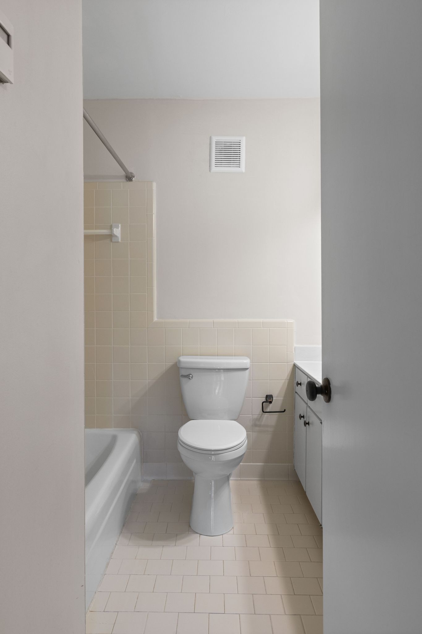 1900 Richard Jones Road, Unit R1 Nashville, TN 37215 - Photo 23 of 29 a bathroom with a toilet and a sink