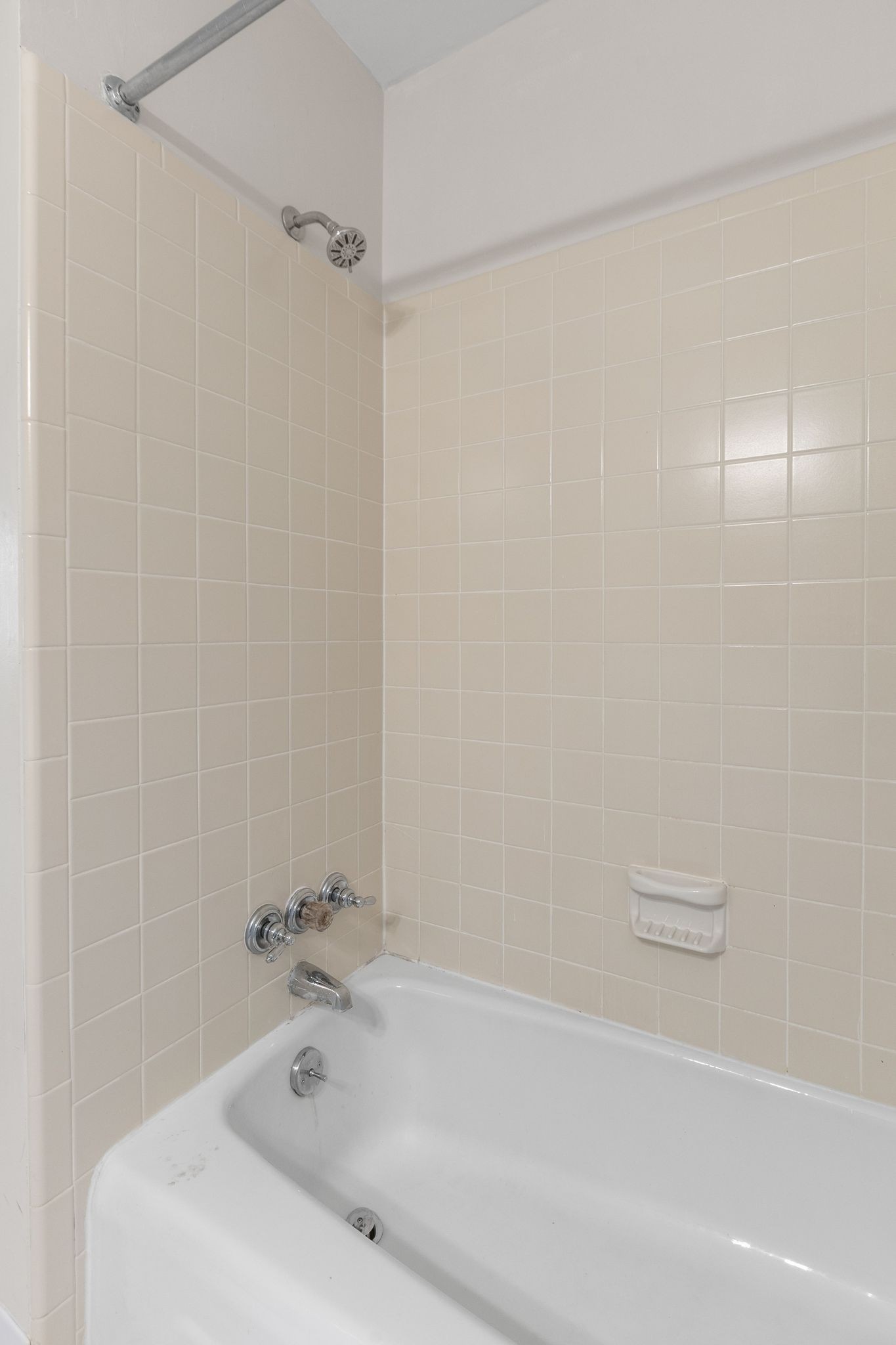 1900 Richard Jones Road, Unit R1 Nashville, TN 37215 - Photo 24 of 29 a bathroom with a bathtub