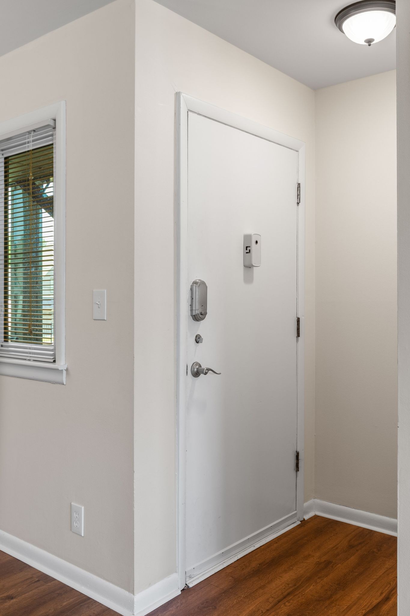 1900 Richard Jones Road, Unit R1 Nashville, TN 37215 - Photo 3 of 29 an empty room with wooden floor and mirror