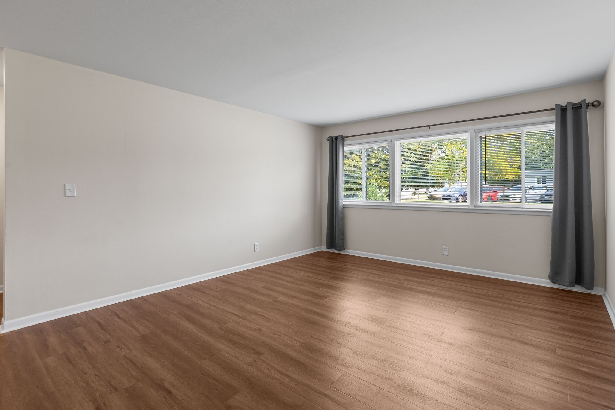 1900 Richard Jones Road, Unit R1 Nashville, TN 37215 - Photo 6 of 29 a view of an empty room with wooden floor and a window