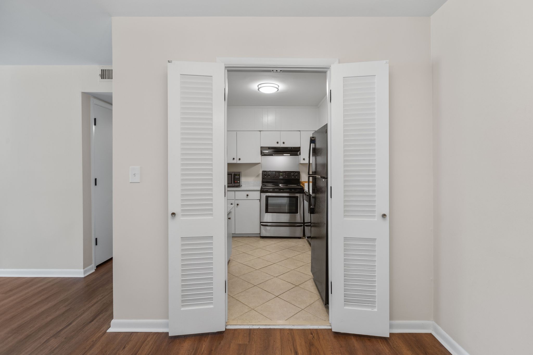 1900 Richard Jones Road, Unit R1 Nashville, TN 37215 - Photo 9 of 29 a bathroom with a sink and a mirror