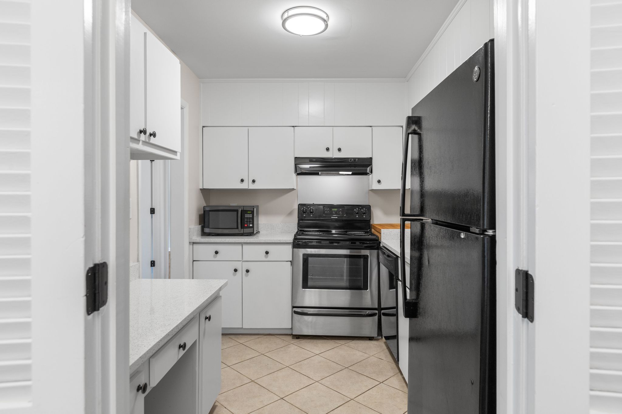 1900 Richard Jones Road, Unit R1 Nashville, TN 37215 - Photo 10 of 29 a kitchen with stainless steel appliances a refrigerator sink and microwave