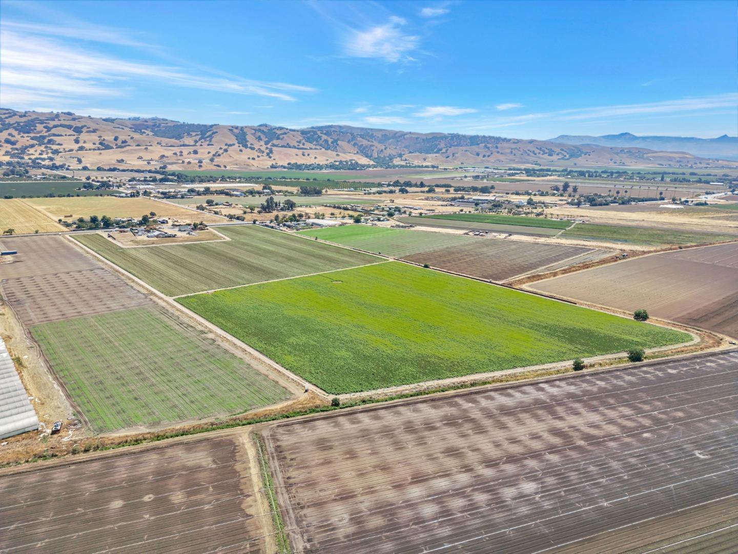 2712 Ferguson Road Gilroy, CA 95020 - Photo 52 of 60 a view of a tennis court