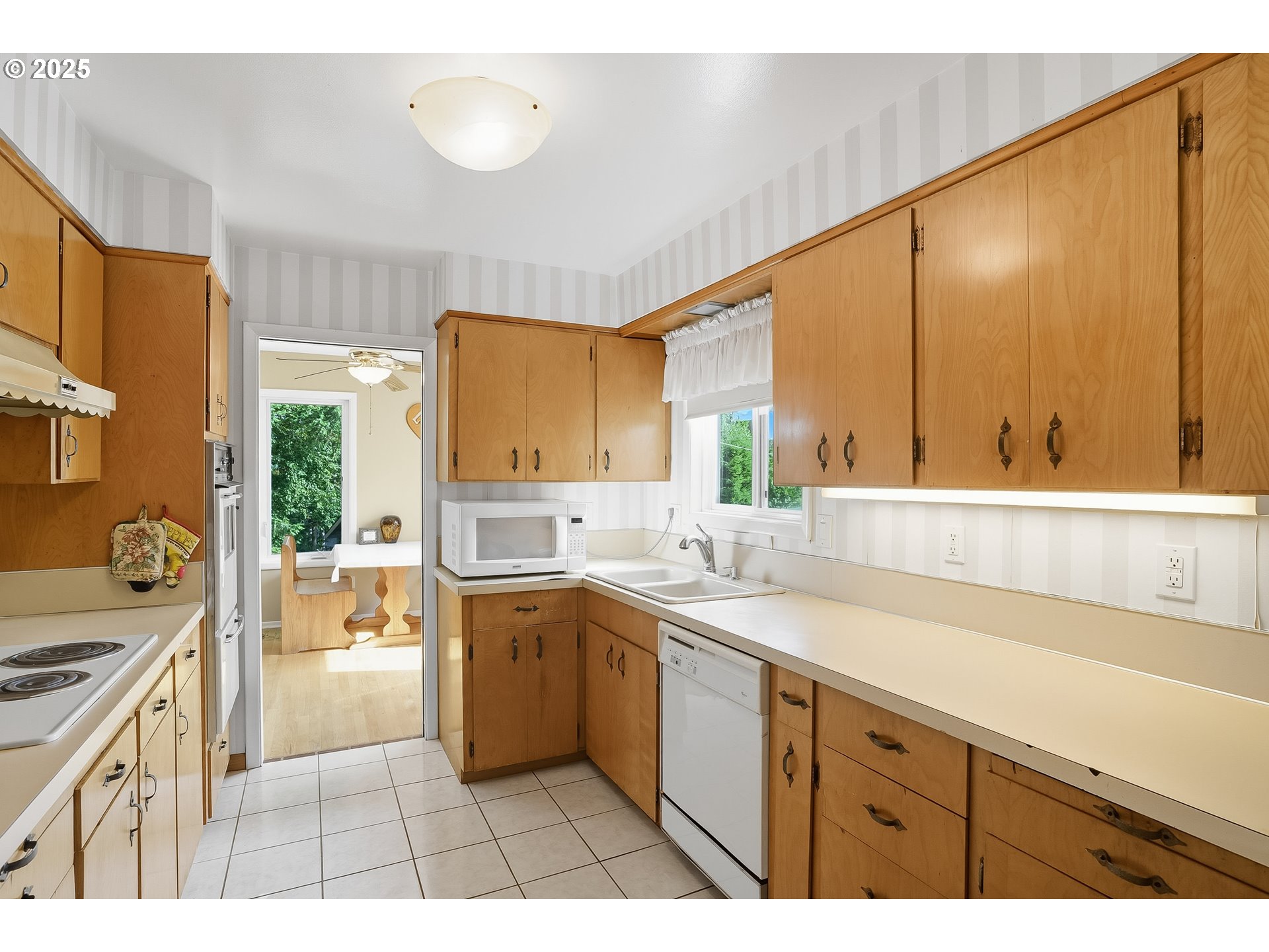 15909 Northeast Morris Street Portland, OR 97230 - Photo 4 of 27