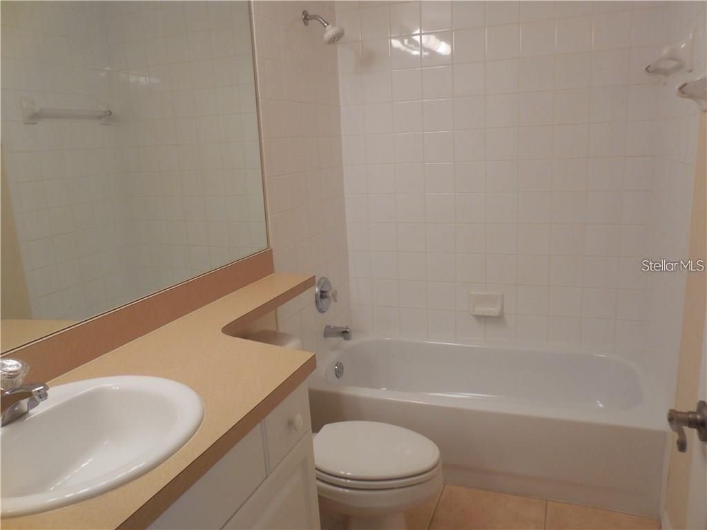 6405 Bay Cedar Lane, Unit 26 Bradenton, FL 34203 - Photo 15 of 19 a bathroom with a toilet a sink and bathtub