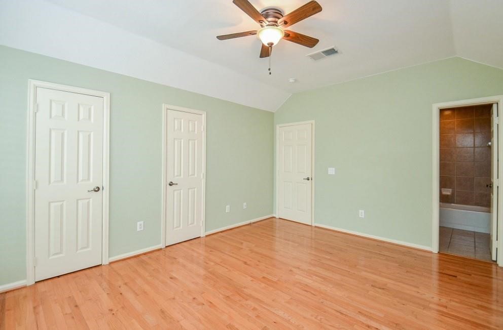 5416 Rose Street Houston, TX 77007 - Photo 10 of 19 Spacious bedroom with en-suite bath and walk-in closet for convenience.