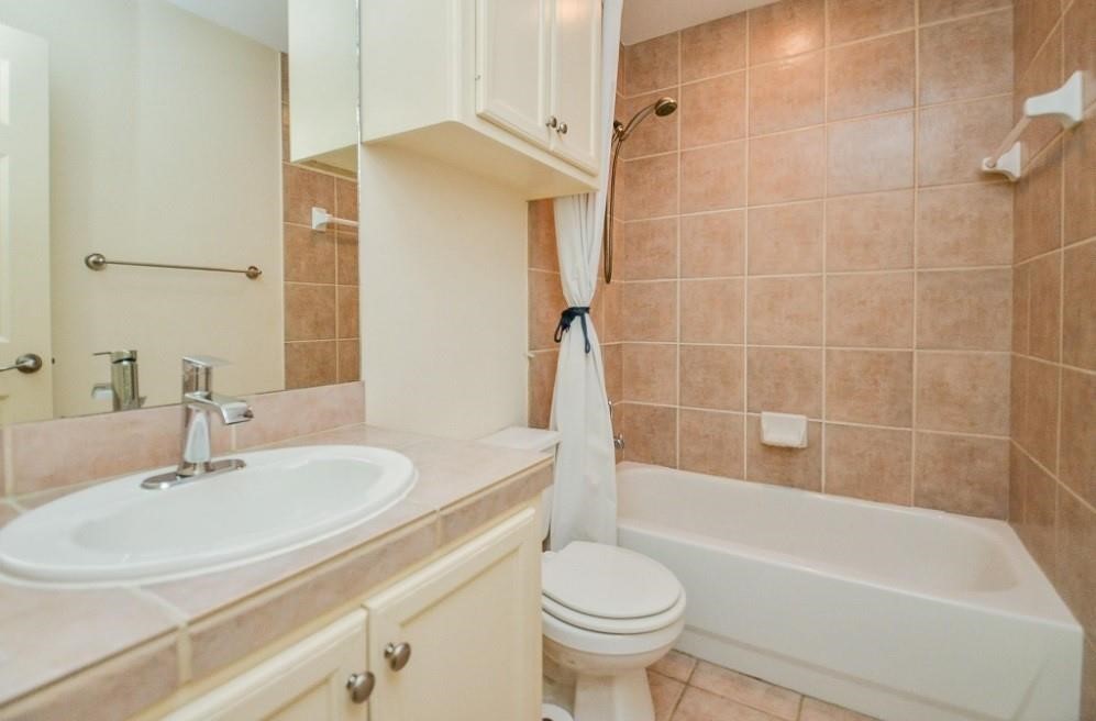 5416 Rose Street Houston, TX 77007 - Photo 17 of 19 Secondary bath features a shower-tub combination.