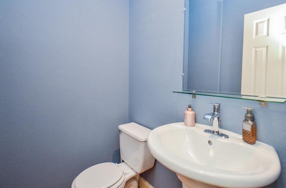 5416 Rose Street Houston, TX 77007 - Photo 18 of 19 Half Bathroom.