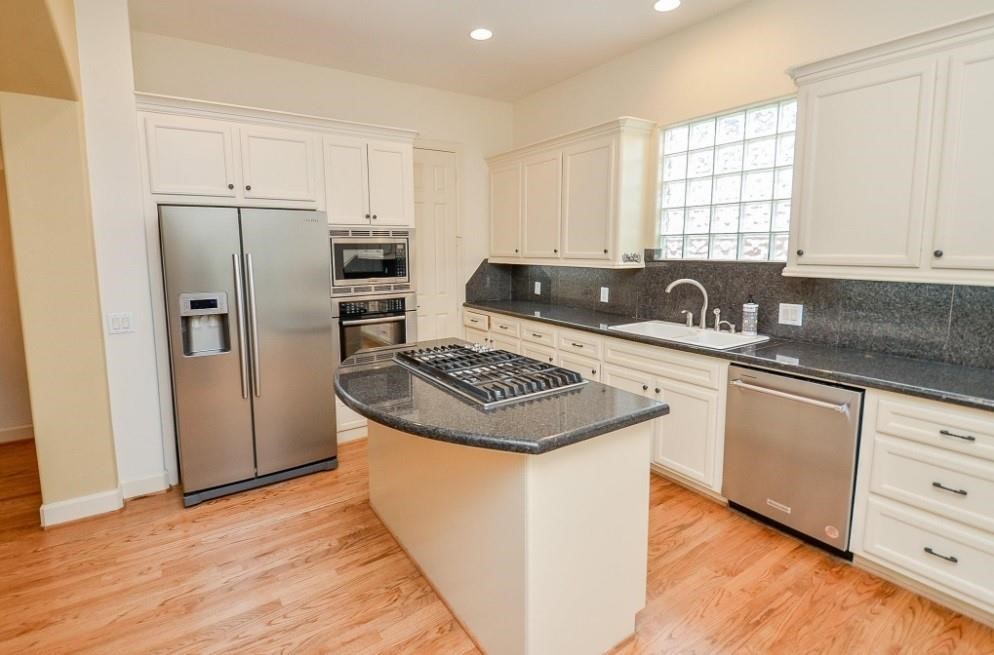 5416 Rose Street Houston, TX 77007 - Photo 6 of 19 A well-equipped kitchen perfect for cooking enthusiasts.