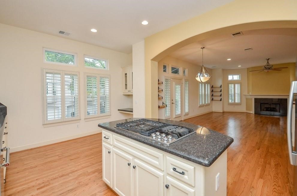 5416 Rose Street Houston, TX 77007 - Photo 8 of 19 Built-in cooktop set in granite countertops for easy cooking and hosting.