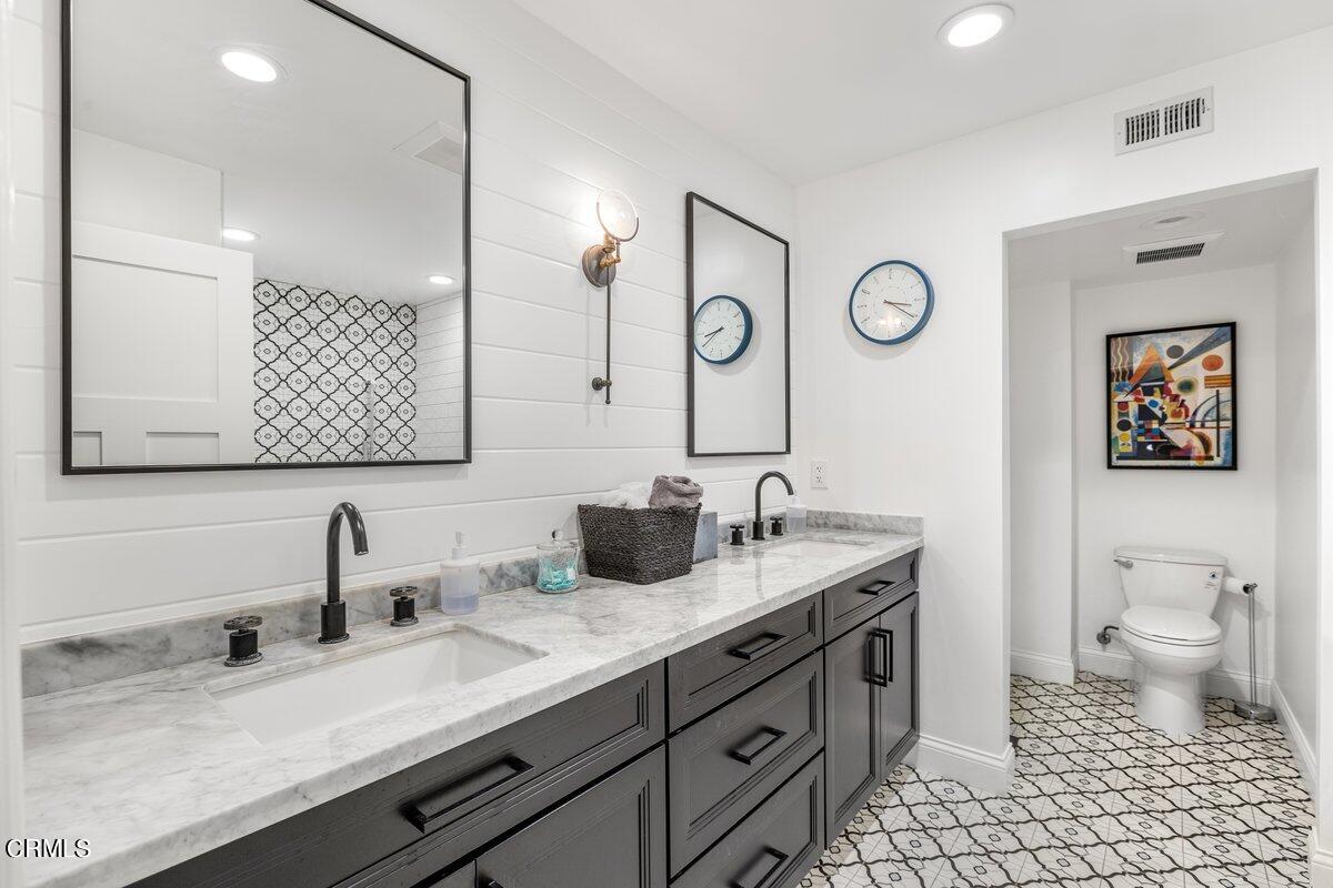 4612 Falkirk Bay Oxnard, CA 93035 - Photo 21 of 39 a bathroom with a double vanity sink and a mirror