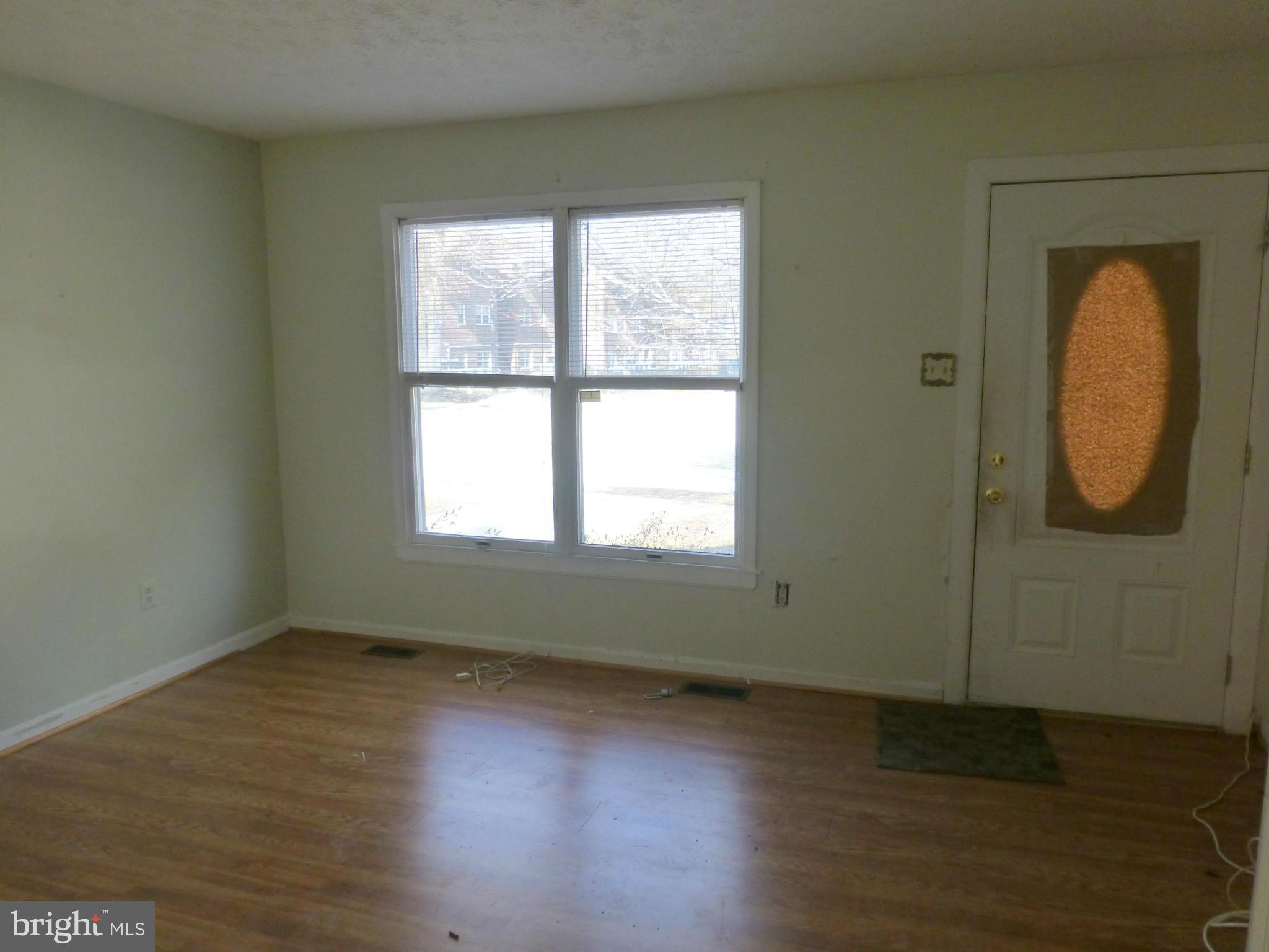 295 Whitaker Road Pasadena, MD 21122 - Photo 5 of 20 Living Room