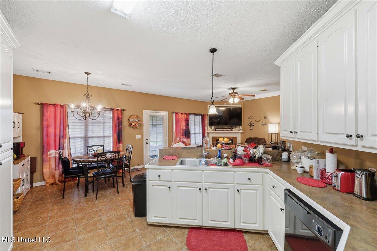 127 Torrence Cove Byram, MS 39272 - Photo 10 of 27 10-127 Torrence Cove _ Home Tours MS