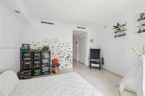 $1,205,000 | 901 Brickell Key Boulevard, Unit 1009, Miami, FL 33131