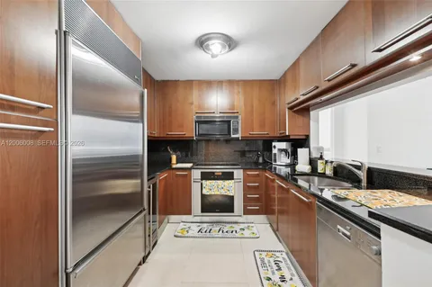 $1,205,000 | 901 Brickell Key Boulevard, Unit 1009, Miami, FL 33131