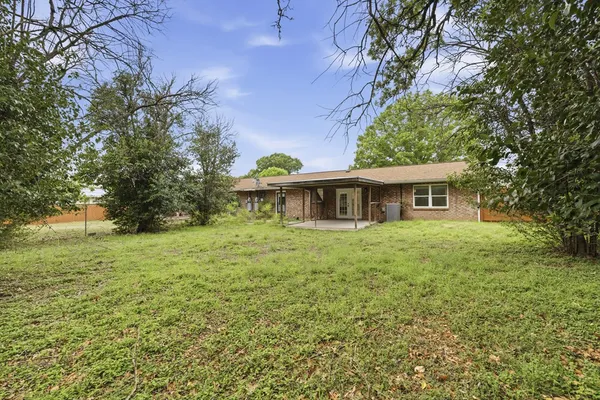$2,100 | 301 Manor Drive, Kerrville, TX 78028
