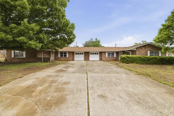 $2,100 | 301 Manor Drive, Kerrville, TX 78028