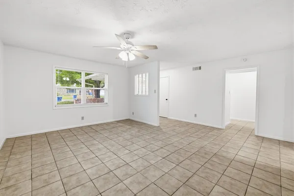 $2,100 | 301 Manor Drive, Kerrville, TX 78028