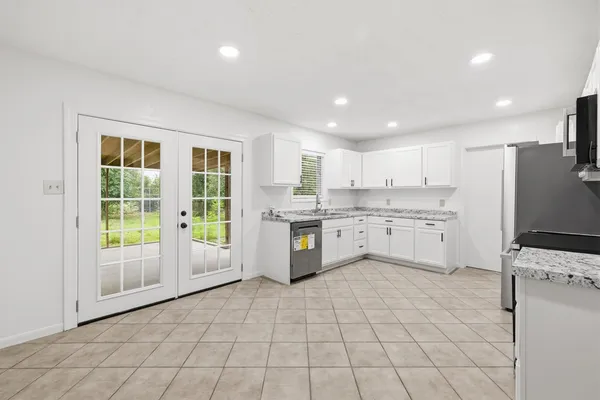 $2,100 | 301 Manor Drive, Kerrville, TX 78028