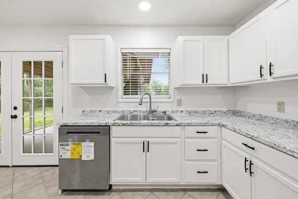 $2,100 | 301 Manor Drive, Kerrville, TX 78028