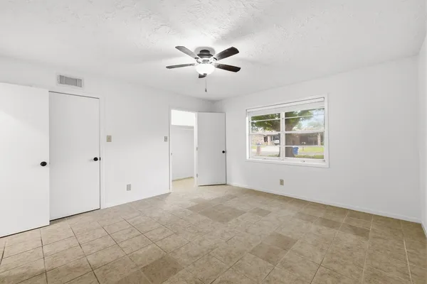 $2,100 | 301 Manor Drive, Kerrville, TX 78028