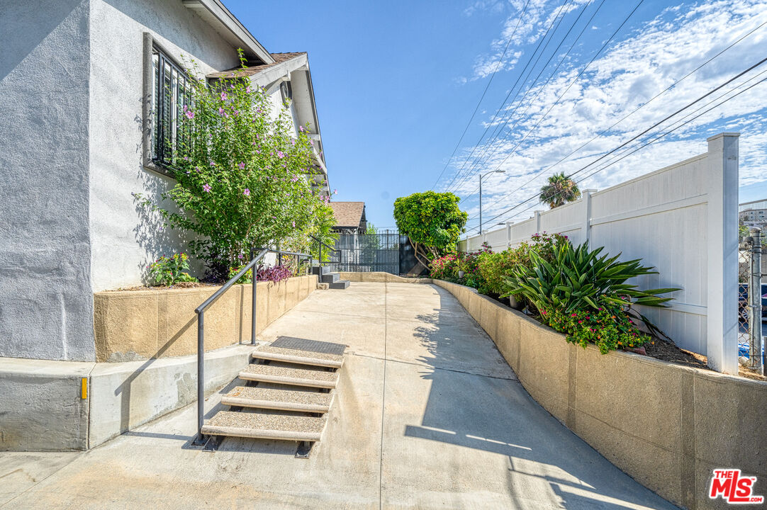 117 South Virgil Avenue Los Angeles, CA 90004 - Photo 28 of 33 a view of a potted plants with sky view