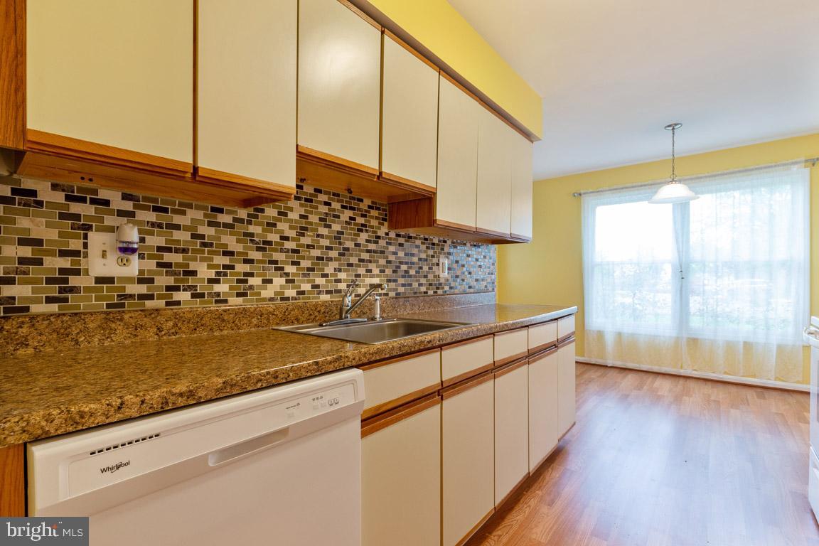 7428 Rokeby Drive, Unit 3 Manassas, VA 20109 - Photo 15 of 31 Ceramic back splash