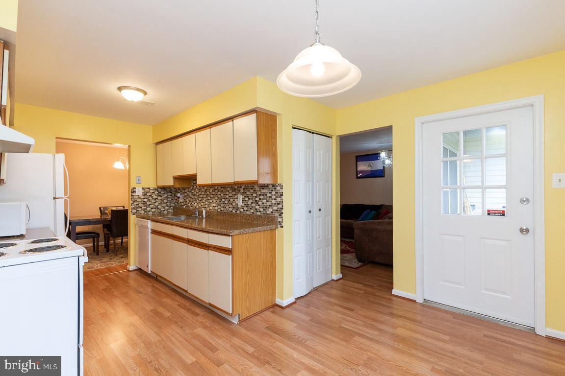 7428 Rokeby Drive, Unit 3 Manassas, VA 20109 - Photo 21 of 31 Large breakfast area off the kitchen