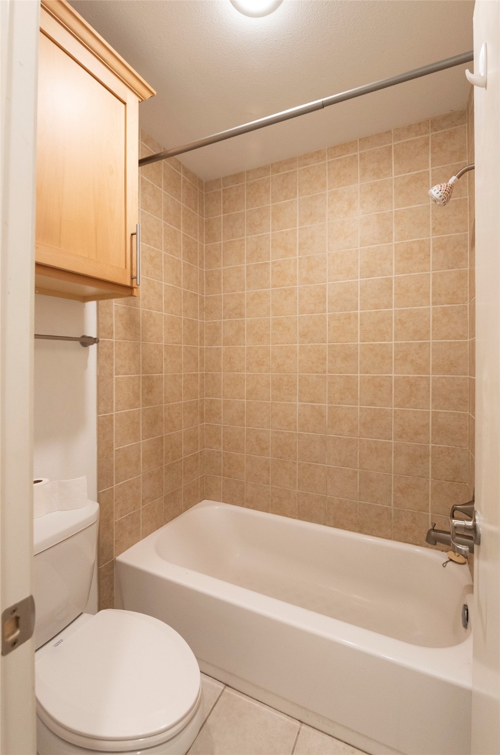 1100 Augusta Drive, Unit 76 Houston, TX 77057 - Photo 9 of 12 a bathroom with a toilet bathtub and shower