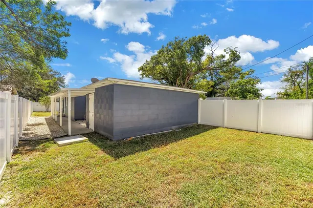 a view of a backyard