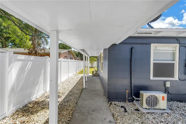 a view of a very nice looking house