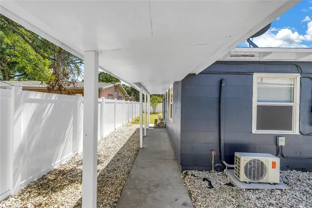 a view of a very nice looking house