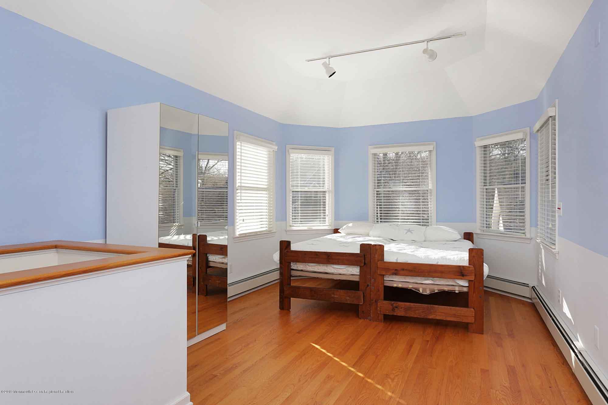 6 Belvidere Road Atlantic Highlands, NJ 07716 - Photo 39 of 55 3rd floor guest room