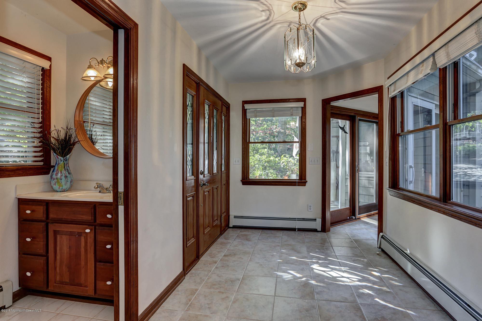 6 Belvidere Road Atlantic Highlands, NJ 07716 - Photo 6 of 55 Entry foyer & powder room