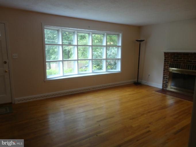 17 Beechwood Road Arnold, MD 21012 - Photo 4 of 15 Living Room