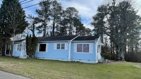 a view of a house with a yard