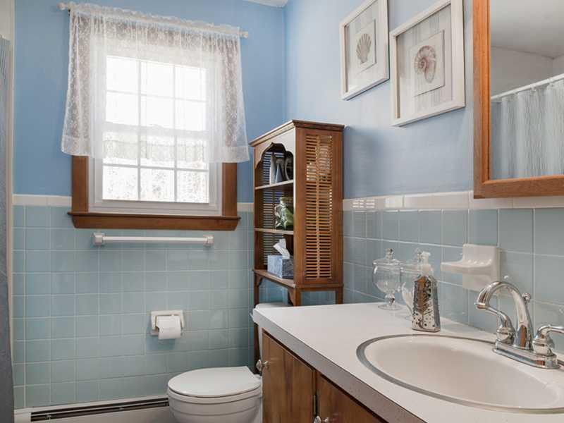 9 Oceanview Road Kennebunk, ME 04043 - Photo 15 of 22 Bathroom. Full bath on first floor