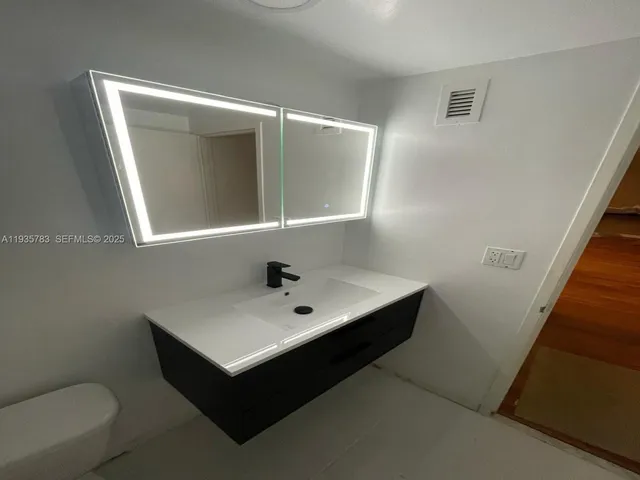 $2,300 | South Central Beach, Hollywood, FL 33019