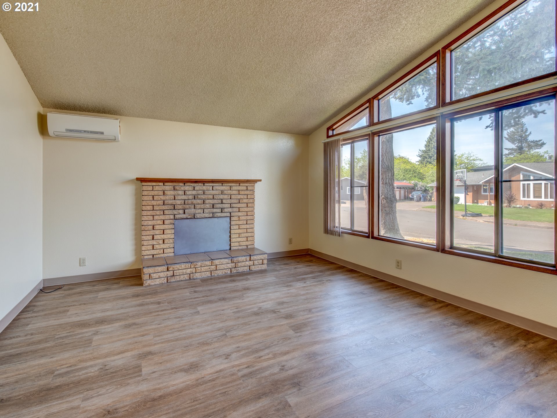 455 Panda Loop Eugene, OR 97401 - Photo 2 of 17 Gallery Image 2