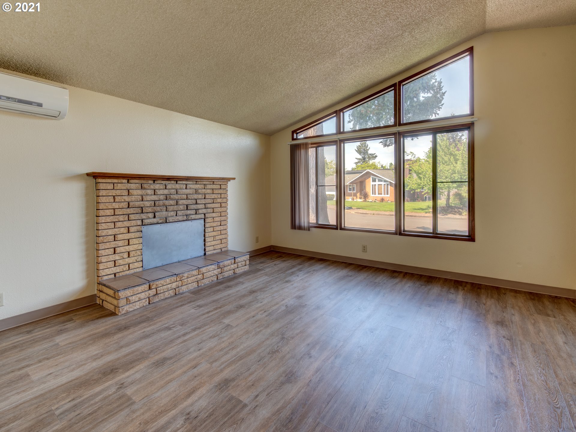 455 Panda Loop Eugene, OR 97401 - Photo 3 of 17 Gallery Image 3